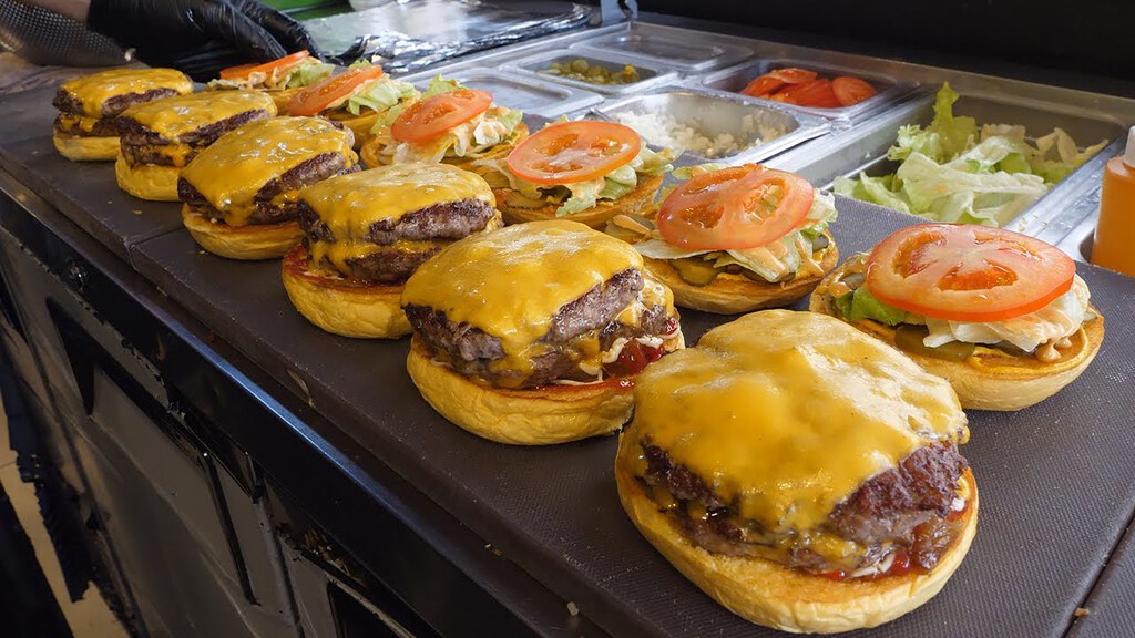Cover image of “놀라운 길거리 버거! 미국 스타일 더블 베이컨 치즈버거 / Amazing street burger! American Style Double Bacon Cheeseburger”